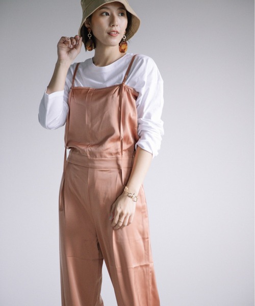 Chaco closet(チャコ クローゼット)の「サテン素材キャミサロペット(サロペット/オーバーオール・レディース・ブラック/ベージュ/グレー・FREE)」の1枚目の写真