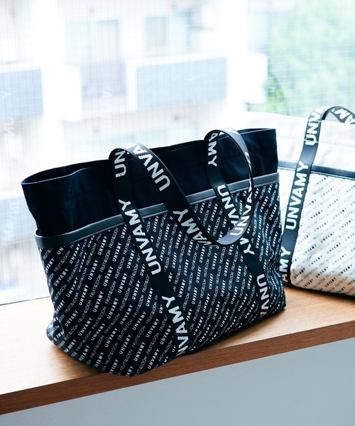 FRUIT OF THE LOOM(フルーツオブザルーム)の「FTL LOGO PATTERN TOTE BAG / トートバッグ 多機能 大容量 A4サイズ収納可 / ユニセックス ジェンダーレス(トートバッグ・メンズ・ブラック/ホワイト・FREE)」の1枚目の写真