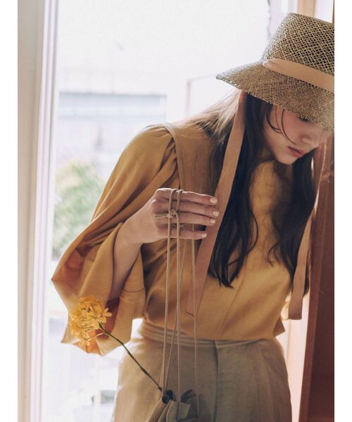 Ungrid（アングリッド）の「ショルダータックブラウス（シャツ/ブラウス・レディース・ブラック/オフホワイト/イエロー/ブルー・FREE）」の6枚目の写真