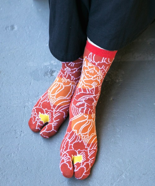 カヤ(カヤ)の「【カヤ】-SHIKI-四季 足袋型くつ下23~25cm 潤朱 牡丹(ソックス/靴下・レディース・レッド系その他・FREE)」の1枚目の写真