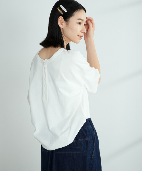 ONIGIRI(オニギリ)の「2WAY ヘンリーネックTシャツ(Tシャツ/カットソー・レディース・チャコール/ネイビー/ベージュ/イエロー×グリーン/オレンジ/ホワイト・FREE)」の2枚目の写真