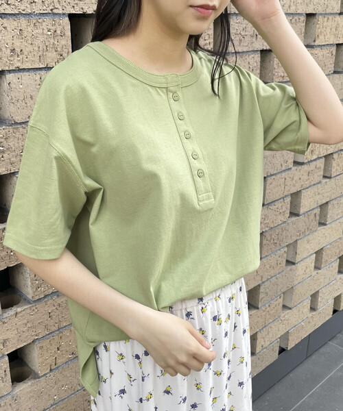 ONIGIRI(オニギリ)の「2WAY ヘンリーネックTシャツ(Tシャツ/カットソー・レディース・チャコール/ネイビー/ベージュ/イエロー×グリーン/オレンジ/ホワイト・FREE)」の5枚目の写真