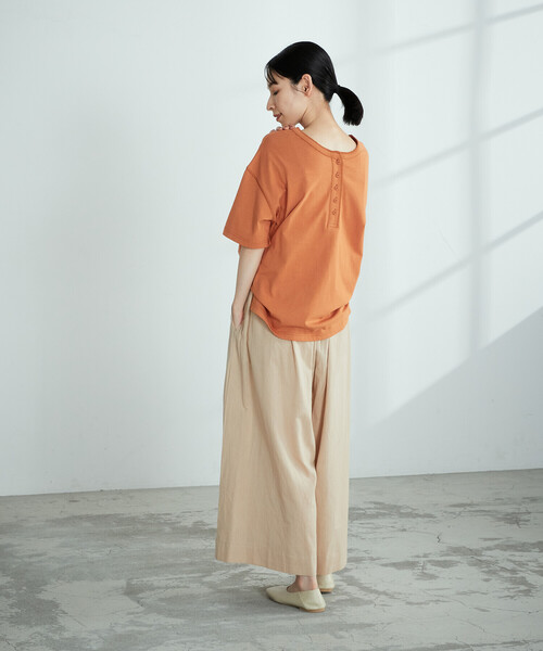 ONIGIRI(オニギリ)の「2WAY ヘンリーネックTシャツ(Tシャツ/カットソー・レディース・チャコール/ネイビー/ベージュ/イエロー×グリーン/オレンジ/ホワイト・FREE)」の10枚目の写真