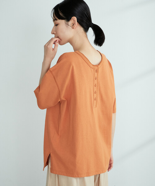 ONIGIRI(オニギリ)の「2WAY ヘンリーネックTシャツ(Tシャツ/カットソー・レディース・チャコール/ネイビー/ベージュ/イエロー×グリーン/オレンジ/ホワイト・FREE)」の12枚目の写真