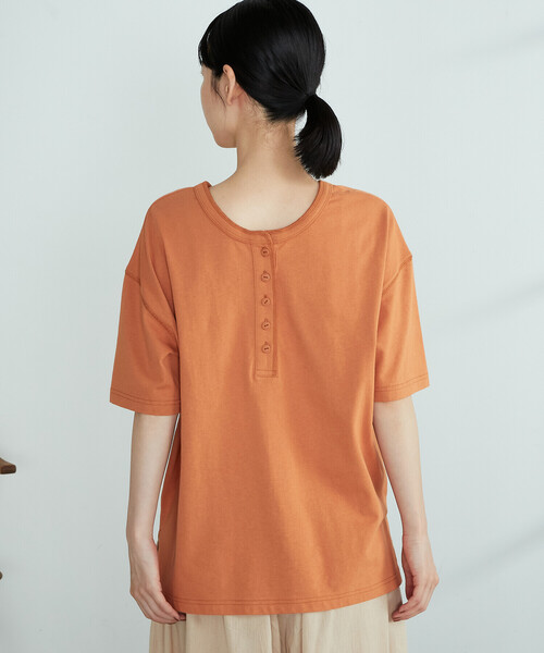 ONIGIRI(オニギリ)の「2WAY ヘンリーネックTシャツ(Tシャツ/カットソー・レディース・チャコール/ネイビー/ベージュ/イエロー×グリーン/オレンジ/ホワイト・FREE)」の16枚目の写真