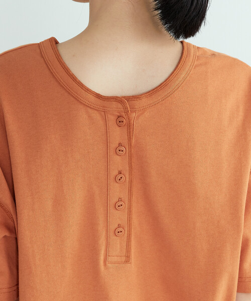 ONIGIRI(オニギリ)の「2WAY ヘンリーネックTシャツ(Tシャツ/カットソー・レディース・チャコール/ネイビー/ベージュ/イエロー×グリーン/オレンジ/ホワイト・FREE)」の18枚目の写真