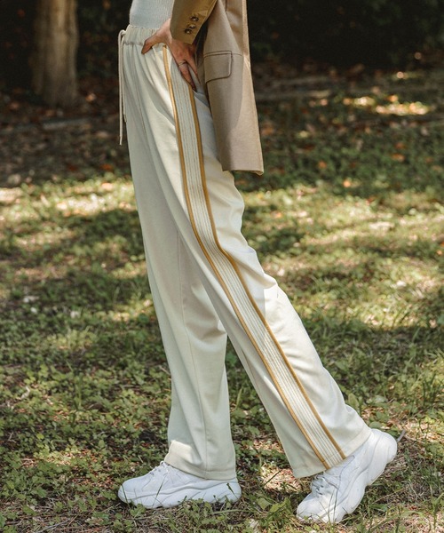 select MOCA（セレクトモカ）の「2022 AW サイドライントラックパンツ（その他パンツ・レディース・ブラック/グリーン/アイボリー・FREE）」の9枚目の写真