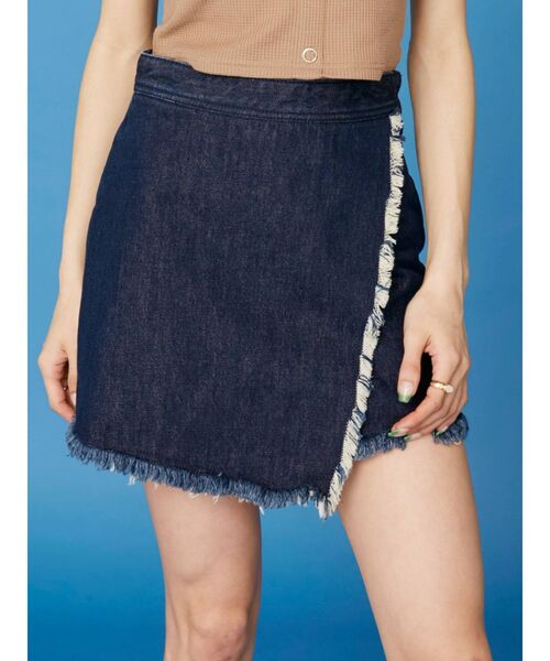 EVRIS（エヴリス）の「ラップフリンジデニムミニスカート（デニムスカート・レディース・ライトブルー/インディゴブルー・MEDIUM/SMALL）」の2枚目の写真