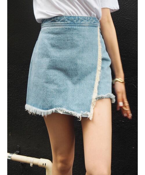 EVRIS（エヴリス）の「ラップフリンジデニムミニスカート（デニムスカート・レディース・ライトブルー/インディゴブルー・MEDIUM/SMALL）」の8枚目の写真