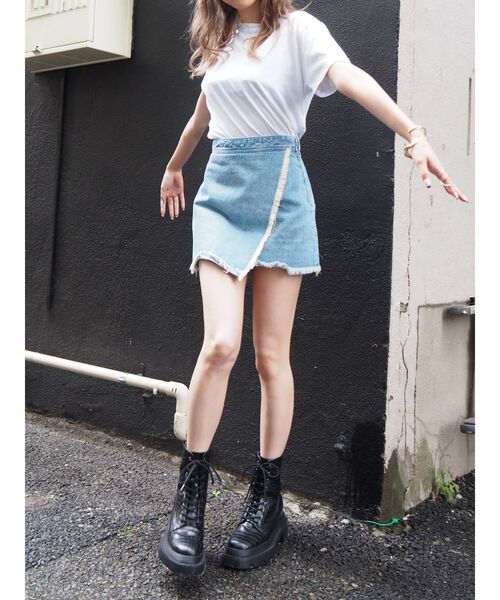 EVRIS（エヴリス）の「ラップフリンジデニムミニスカート（デニムスカート・レディース・ライトブルー/インディゴブルー・MEDIUM/SMALL）」の3枚目の写真