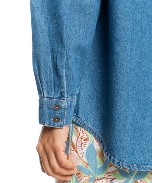 ROXY(ロキシー)の「SEASIDE TOWN DENIM/ロキシーデニムシャツ(シャツ/ブラウス・レディース・ブルー・X-SMALL/MEDIUM/SMALL)」の3枚目の写真