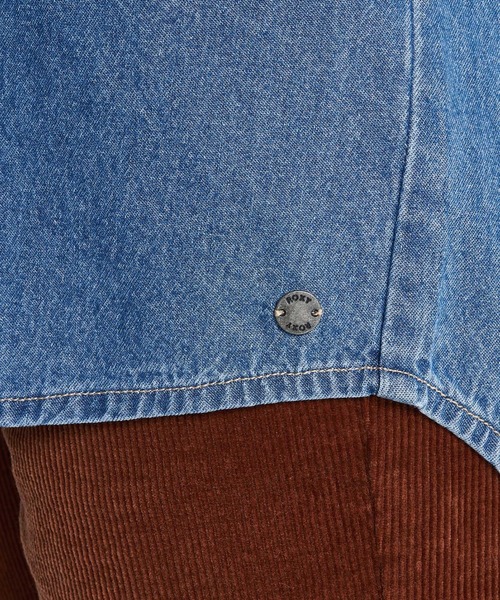 ROXY(ロキシー)の「SEASIDE TOWN DENIM/ロキシーデニムシャツ(シャツ/ブラウス・レディース・ブルー・X-SMALL/MEDIUM/SMALL)」の6枚目の写真