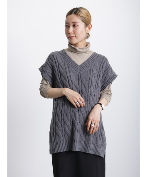 Samansa Mos2 blue（サマンサモスモスブルー）の「ケーブルニットベスト（ニット/セーター・レディース・グレー/チャコール/キナリ・ﾌﾘ-）」の7枚目の写真