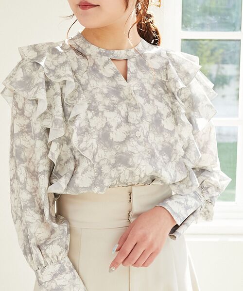 MAJESTIC LEGON（マジェスティックレゴン）の「レディフリルブラウス（シャツ/ブラウス・レディース・ブルー系その他2/グレイッシュベージュ/オフホワイト/グレー系その他・MEDIUM）」の3枚目の写真