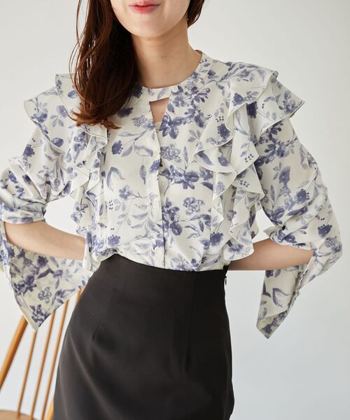 MAJESTIC LEGON（マジェスティックレゴン）の「レディフリルブラウス（シャツ/ブラウス・レディース・ブルー系その他2/グレイッシュベージュ/オフホワイト/グレー系その他・MEDIUM）」の4枚目の写真