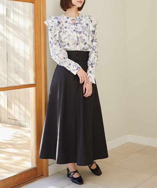 MAJESTIC LEGON（マジェスティックレゴン）の「レディフリルブラウス（シャツ/ブラウス・レディース・ブルー系その他2/グレイッシュベージュ/オフホワイト/グレー系その他・MEDIUM）」の7枚目の写真