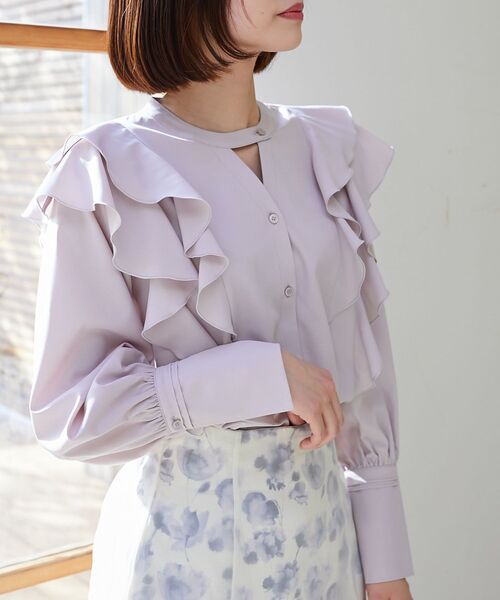 MAJESTIC LEGON（マジェスティックレゴン）の「レディフリルブラウス（シャツ/ブラウス・レディース・ブルー系その他2/グレイッシュベージュ/オフホワイト/グレー系その他・MEDIUM）」の19枚目の写真