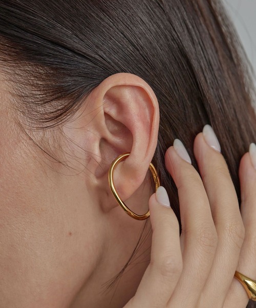 PAS TIERRA（パティエラ）の「【Lien】SVオーバルミディアムハーフカフ（イヤーカフ・レディース・イエローゴールド・FREE）」の2枚目の写真