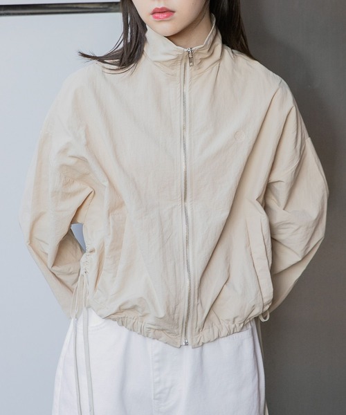 ALAND(エーランド)の「3.3 Field Trip/ウィンドブレーカー 2196695(ナイロンジャケット・レディース・ライトベージュ/ブラック・FREE)」の2枚目の写真