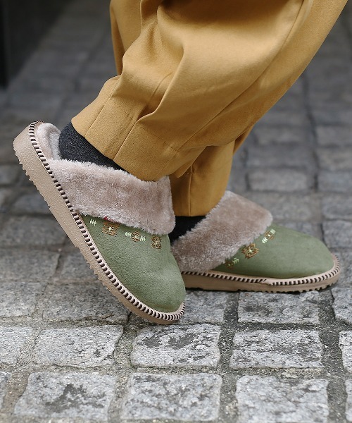 チチカカ（チチカカ）の「ネイティブ刺繍ムートンスリッポン（スリッポン・レディース・オレンジ/カーキ/ブラック・MEDIUM/LARGE）」の2枚目の写真