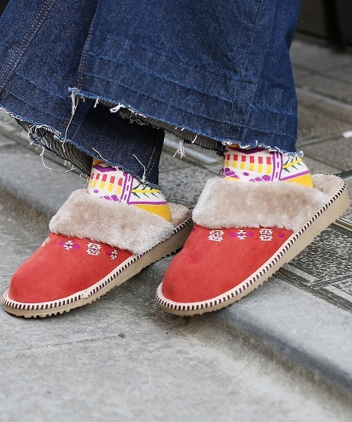 チチカカ（チチカカ）の「ネイティブ刺繍ムートンスリッポン（スリッポン・レディース・オレンジ/カーキ/ブラック・MEDIUM/LARGE）」の3枚目の写真