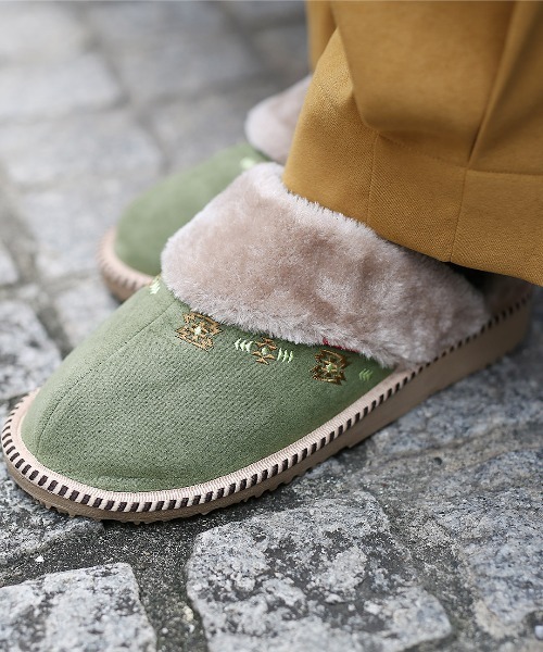 チチカカ（チチカカ）の「ネイティブ刺繍ムートンスリッポン（スリッポン・レディース・オレンジ/カーキ/ブラック・MEDIUM/LARGE）」の8枚目の写真