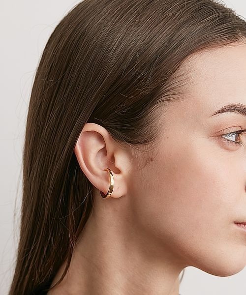 PAS TIERRA（パティエラ）の「[Lien] フープピアハーフイヤリング（Half)（イヤリング・レディース・イエローゴールド/シルバー・FREE）」の4枚目の写真