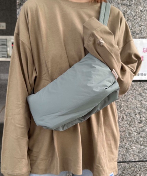 Legato Largo（レガートラルゴ）の「Legato Largo / パデッドナイロンハンモック　ワンショルダー / LG-F3161（ショルダーバッグ・レディース・ベージュ/ネイビー/オリーブ/ブラウン/ブラック・ONESIZE）」の4枚目の写真