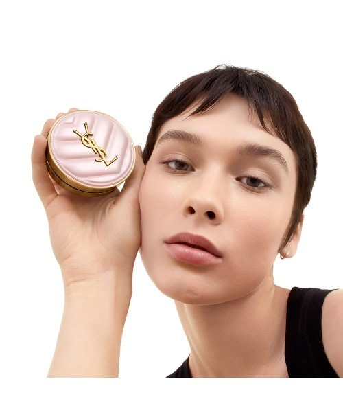 Yves Saint Laurent Beaute（イヴ・サンローラン・ボーテ）の「ラディアント タッチ グロウパクト（レフィル）（ファンデーション・レディース・B20 - やや明るめの肌色/B10 - 最も明るい肌色/B25 - 黄みよりのやや明るい肌色/BR20 - ピンクよりのやや明るい肌色/BR10 - ピンクよりの明るい肌色・FREE）」の18枚目の写真