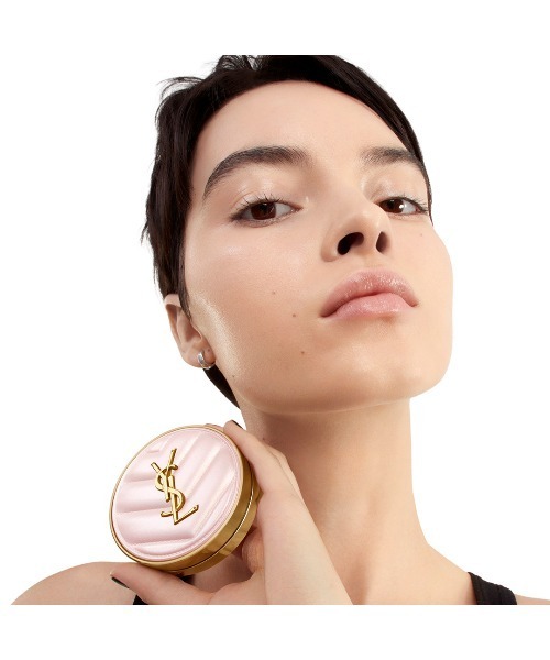 Yves Saint Laurent Beaute（イヴ・サンローラン・ボーテ）の「ラディアント タッチ グロウパクト（レフィル）（ファンデーション・レディース・B20 - やや明るめの肌色/B10 - 最も明るい肌色/B25 - 黄みよりのやや明るい肌色/BR20 - ピンクよりのやや明るい肌色/BR10 - ピンクよりの明るい肌色・FREE）」の21枚目の写真