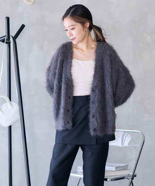 PUBLUX（パブリュクス）の「PUBLUX/パブリュクス フェザーヤーンVネックカーディガン　限定展開（カーディガン/ボレロ・レディース・チャコールグレー/ナチュラル/サックスブルー・ﾌﾘ-）」の6枚目の写真