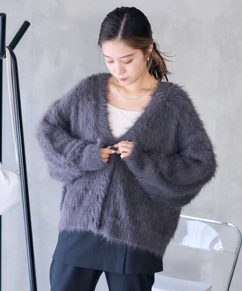 PUBLUX（パブリュクス）の「PUBLUX/パブリュクス フェザーヤーンVネックカーディガン　限定展開（カーディガン/ボレロ・レディース・チャコールグレー/ナチュラル/サックスブルー・ﾌﾘ-）」の8枚目の写真