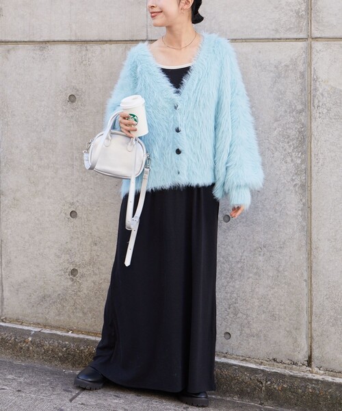 PUBLUX（パブリュクス）の「PUBLUX/パブリュクス フェザーヤーンVネックカーディガン　限定展開（カーディガン/ボレロ・レディース・チャコールグレー/ナチュラル/サックスブルー・ﾌﾘ-）」の17枚目の写真