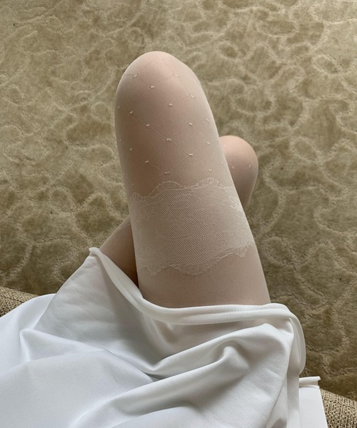 EPICKS(エピックス)の「ニーハイ風 レースモチーフタイツ(タイツ/ストッキング・レディース・ホワイト/ブラック・FREE)」の10枚目の写真