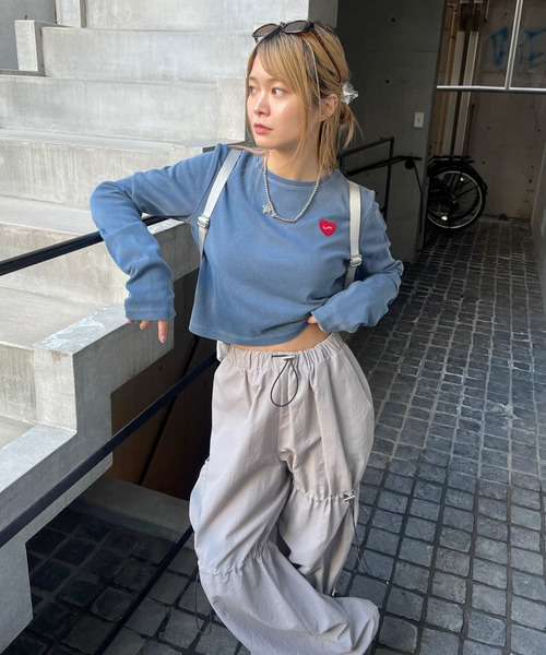 WHO'S WHO gallery（フーズフーギャラリー）の「【SLOPPY/スロッピー】SLOPPYハートワッペンピグメントトップス（Tシャツ/カットソー・レディース・カーキ/ブルー/ブラウン/グレー/チャコールグレー/ライトグレー/オフホワイト/グレー系その他・FREE）」の8枚目の写真