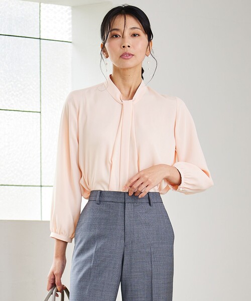 23区(ニジュウサンク)の「【洗える】バックサテンアムンゼン ボウタイ付き ブラウス(シャツ/ブラウス・レディース・ピンク系/ネイビー系/ホワイト系・32)」の1枚目の写真