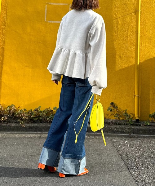 mi via loca(ミヴィアロカ)の「サガラ刺繍ロゴ ボリュームスリーブ ペプラムトップス(スウェット・レディース・チャコールグレー/ブラック/オートミール・FREE)」の16枚目の写真