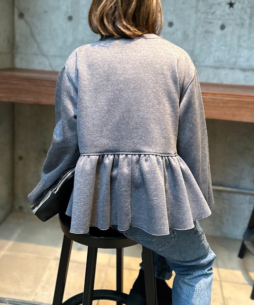 mi via loca(ミヴィアロカ)の「サガラ刺繍ロゴ ボリュームスリーブ ペプラムトップス(スウェット・レディース・チャコールグレー/ブラック/オートミール・FREE)」の20枚目の写真