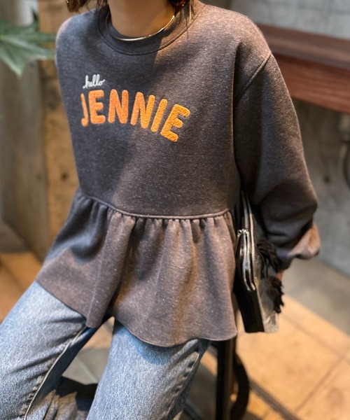 mi via loca(ミヴィアロカ)の「サガラ刺繍ロゴ ボリュームスリーブ ペプラムトップス(スウェット・レディース・チャコールグレー/ブラック/オートミール・FREE)」の18枚目の写真