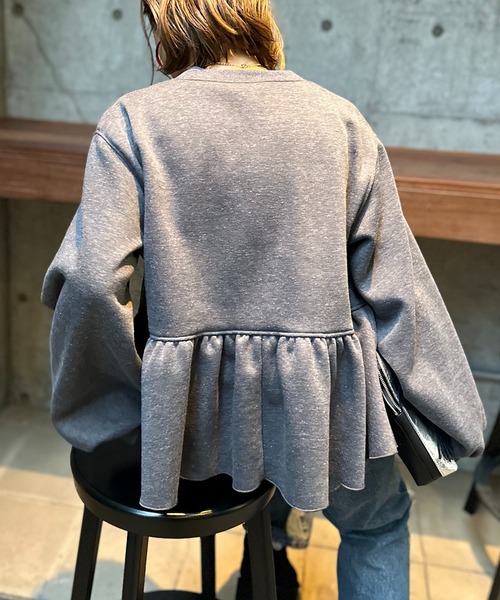 mi via loca(ミヴィアロカ)の「サガラ刺繍ロゴ ボリュームスリーブ ペプラムトップス(スウェット・レディース・チャコールグレー/ブラック/オートミール・FREE)」の21枚目の写真