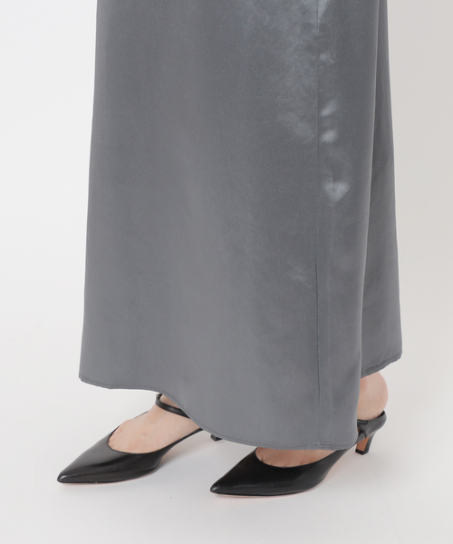 Noble（ノーブル）の「《追加》サテンVネックキャミソールワンピース（ワンピース・レディース・ライトグレー/ホワイト系その他・FREE）」の6枚目の写真