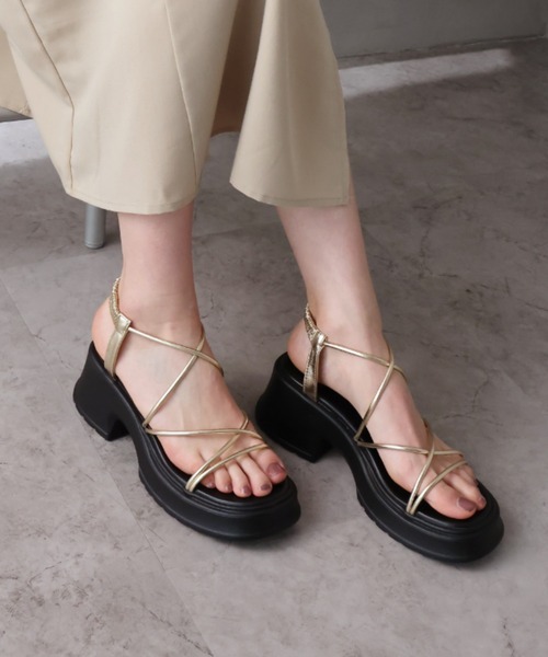 新品未使用　ウーフォス　ブラックサンダル ストラップ付き　38 厚底プラットフォームチューブストラップサンダル（サンダル