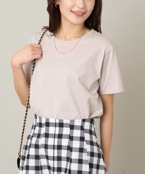 a.v.v(アーヴェヴェ)の「刺繍ロゴTシャツ(Tシャツ/カットソー・レディース・ブラック/ホワイト/ライトグレー/チャコールグレー/グレイッシュベージュ・34/38/40/42/36)」の1枚目の写真