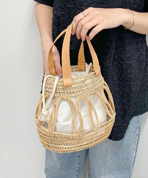 fredy emue(フレディエミュ)の「【TARANGO/タランゴ】レザーハンドルパームカゴバッグ(かごバッグ・レディース・オフホワイト/ブラック・FREE)」の4枚目の写真