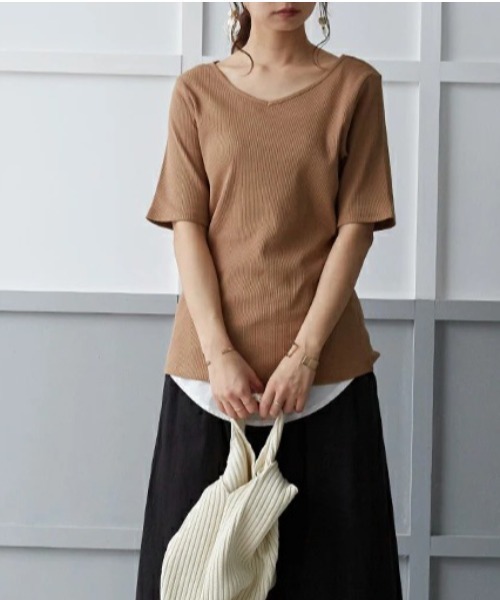 and it_(アンドイット)の「Vネック5分袖コットンリブTシャツ(Tシャツ/カットソー・レディース・オフホワイト/ベージュ・M/L)」の1枚目の写真