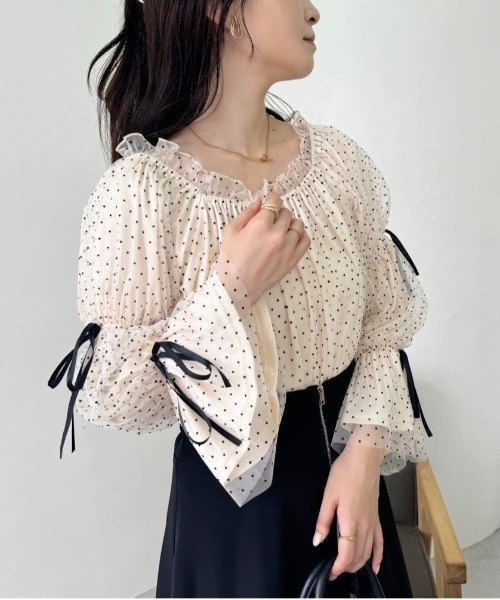 one after another NICE CLAUP(ワンアフターアナザーナイスクラップ)の「袖リボンチュールブラウス/WEB限定アイテム(シャツ/ブラウス・レディース・チャコールグレー/アイボリー/ホワイト系その他・FREE)」の1枚目の写真