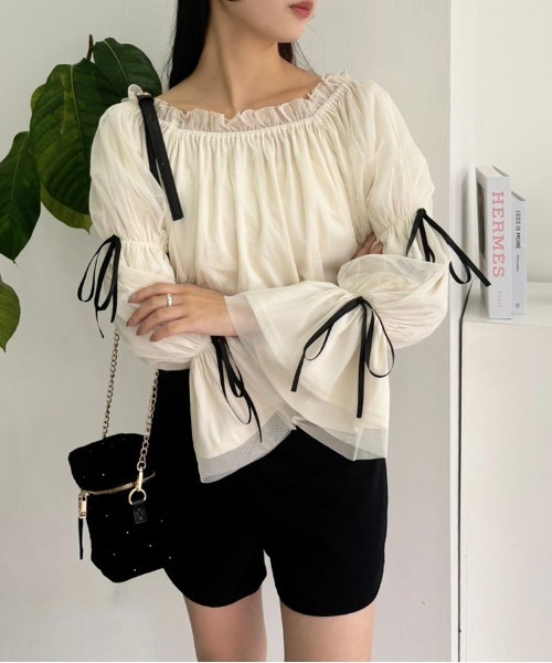 one after another NICE CLAUP(ワンアフターアナザーナイスクラップ)の「袖リボンチュールブラウス/WEB限定アイテム(シャツ/ブラウス・レディース・チャコールグレー/アイボリー/ホワイト系その他・FREE)」の4枚目の写真