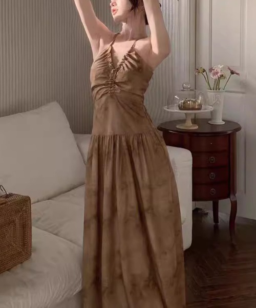 ENLIKE(エンリケ)の「Vネックフレアスカートロングワンピ(ワンピース・レディース・ブラウン/ベージュ・FREE)」の14枚目の写真
