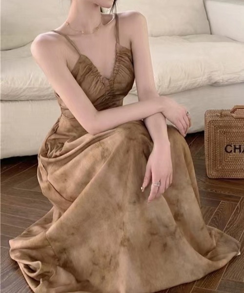 ENLIKE(エンリケ)の「Vネックフレアスカートロングワンピ(ワンピース・レディース・ブラウン/ベージュ・FREE)」の10枚目の写真