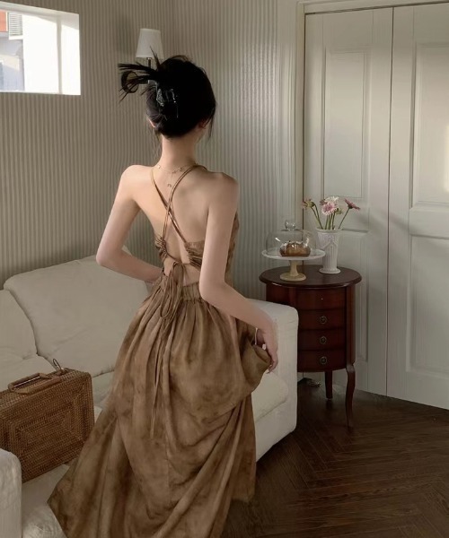 ENLIKE(エンリケ)の「Vネックフレアスカートロングワンピ(ワンピース・レディース・ブラウン/ベージュ・FREE)」の8枚目の写真